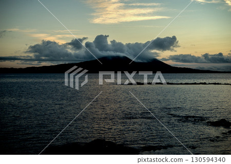 <五島風光> 黎明的海灘和山上的雨雲 <五島風光> 黎明的海灘和山上的雨雲 130594340