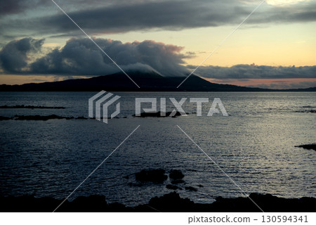 <五島風光> 黎明的海灘和山上的雨雲 <五島風光> 黎明的海灘和山上的雨雲 130594341