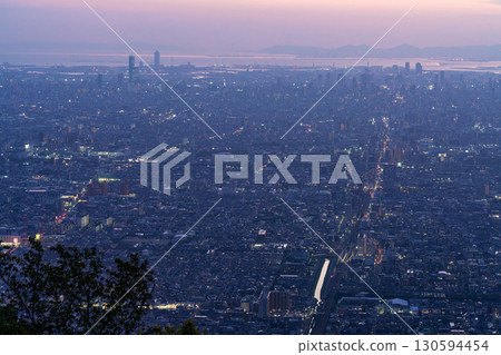 大阪府:大阪夜景與我們的廣場景觀 大阪府:大阪夜景與我們的廣場景觀 130594454