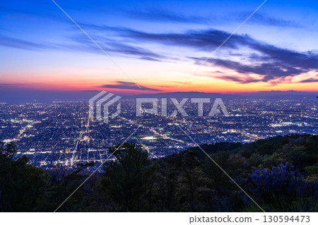 大阪府:大阪夜景與我們的廣場景觀 大阪府:大阪夜景與我們的廣場景觀 130594473