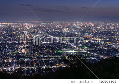 大阪府:大阪夜景與我們的廣場景觀 大阪府:大阪夜景與我們的廣場景觀 130594495
