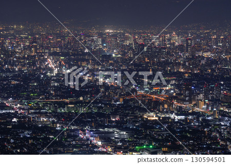 大阪府:大阪夜景與我們的廣場景觀 大阪府:大阪夜景與我們的廣場景觀 130594501