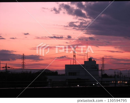 Sunset at Nitta City Hall (September 28, 2018) A shining orange autumn day. A bright winter future is just around the corner. 130594795