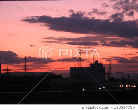 秋日夕陽西下，橘色雲彩籠罩的新田市政府大樓（2018年9月28日） 美好的未來 130594796