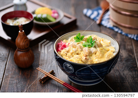 蓬鬆的雞蛋和雞肉親子丼(雞肉雞蛋蓋飯) - 適合日式套餐、餐廳菜單和廣告材料的美食照片 蓬鬆的雞蛋和雞肉親子丼(雞肉雞蛋蓋飯) - 適合日式套餐、餐廳菜單和廣告材料的美食照片 130594797