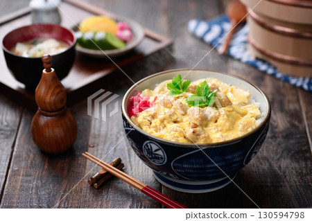 蓬鬆的雞蛋和雞肉親子丼（雞肉雞蛋蓋飯） - 適合日式套餐、餐廳菜單和廣告材料的美食照片 130594798