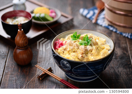 Fluffy egg and chicken oyakodon (chicken and egg rice bowl) - Food photos suitable for Japanese set meals, restaurant menus, and advertising materials 130594800