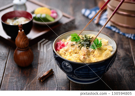 Fluffy egg and chicken oyakodon (chicken and egg rice bowl) - Food photos suitable for Japanese set meals, restaurant menus, and advertising materials Fluffy egg and chicken oyakodon (chicken and egg rice bowl) - Food photos suitable for Japanese set meals, restaurant menus, and advertising materials 130594805