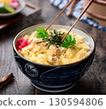 蓬鬆的雞蛋和雞肉親子丼（雞肉雞蛋蓋飯） - 適合日式套餐、餐廳菜單和廣告材料的美食照片 130594806