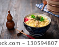 蓬鬆的雞蛋和雞肉親子丼（雞肉雞蛋蓋飯） - 適合日式套餐、餐廳菜單和廣告材料的美食照片 130594807