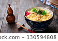 蓬鬆的雞蛋和雞肉親子丼（雞肉雞蛋蓋飯） - 適合日式套餐、餐廳菜單和廣告材料的美食照片 130594808