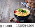 蓬鬆的雞蛋和雞肉親子丼（雞肉雞蛋蓋飯） - 適合日式套餐、餐廳菜單和廣告材料的美食照片 130594809