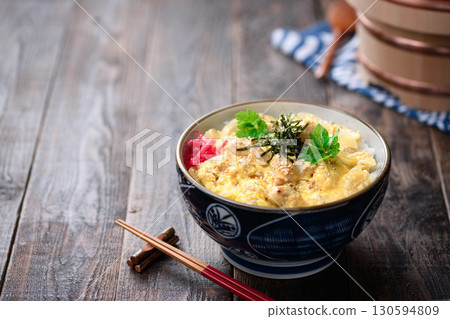 蓬鬆的雞蛋和雞肉親子丼（雞肉雞蛋蓋飯） - 適合日式套餐、餐廳菜單和廣告材料的美食照片 130594809