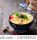 蓬鬆的雞蛋和雞肉親子丼（雞肉雞蛋蓋飯） - 適合日式套餐、餐廳菜單和廣告材料的美食照片 130594810