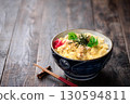 蓬鬆的雞蛋和雞肉親子丼（雞肉雞蛋蓋飯） - 適合日式套餐、餐廳菜單和廣告材料的美食照片 130594811