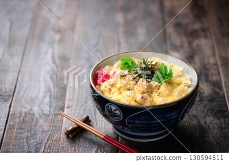 Fluffy egg and chicken oyakodon (chicken and egg rice bowl) - Food photos suitable for Japanese set meals, restaurant menus, and advertising materials 130594811