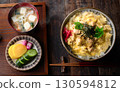 蓬鬆的雞蛋和雞肉親子丼（雞肉雞蛋蓋飯） - 適合日式套餐、餐廳菜單和廣告材料的美食照片 130594812