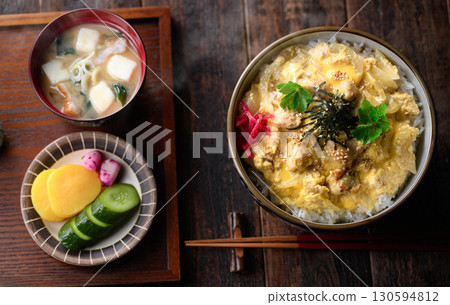蓬鬆的雞蛋和雞肉親子丼（雞肉雞蛋蓋飯） - 適合日式套餐、餐廳菜單和廣告材料的美食照片 130594812