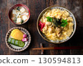 蓬鬆的雞蛋和雞肉親子丼（雞肉雞蛋蓋飯） - 適合日式套餐、餐廳菜單和廣告材料的美食照片 130594813