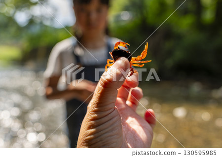 在河裡玩耍時發現的淡水蟹 130595985