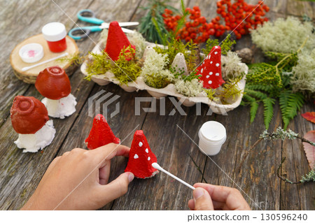 Step-by-step instructions on how to make autumn mushrooms from a cardboard egg carton. Step-by-step instructions on how to make autumn mushrooms from a cardboard egg carton. 130596240