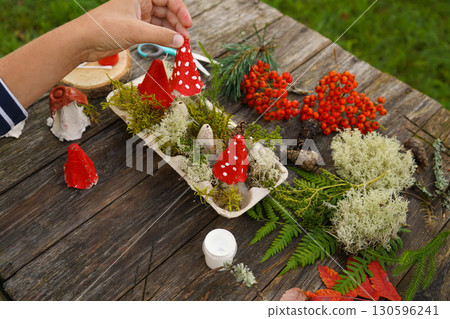 Step-by-step instructions on how to make autumn mushrooms from a cardboard egg carton. 130596241