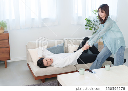 妻子叫醒週末偷懶的丈夫 130596276