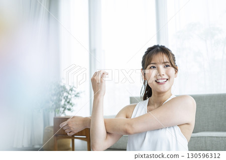 在家訓練的年輕女子 130596312