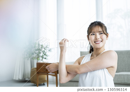 在家訓練的年輕女子 130596314