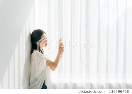 一個女人在陽光下 130596768