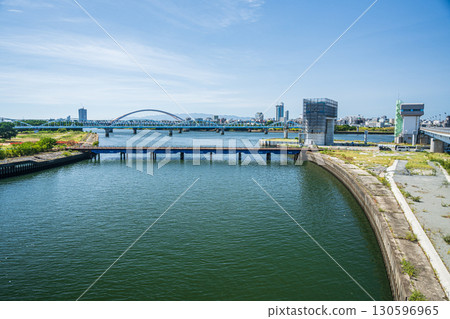 大阪市淀川河堰正在興建中，用於船閘設施 130596965