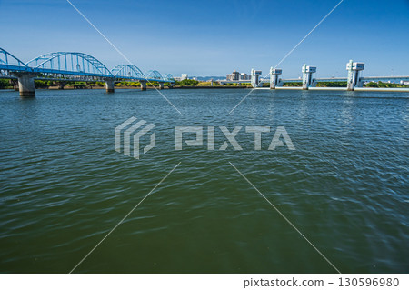 Yodogawa River Dam and Water Pipe Bridge, Osaka City Yodogawa River Dam and Water Pipe Bridge, Osaka City 130596980