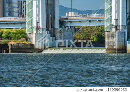 大阪市淀川水壩流下的水 130596983