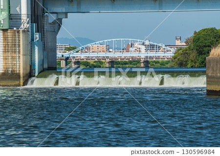 大阪市淀川水壩流下的水 130596984