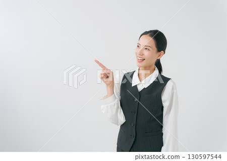 穿著辦公室服裝的女人的肖像 穿著辦公室服裝的女人的肖像 130597544