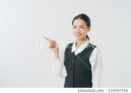 穿著辦公室服裝的女人的肖像 穿著辦公室服裝的女人的肖像 130597548