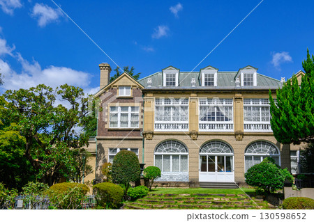 鳩山會館，位於東京都文京區音羽町的西式建築。從庭院望去的景色。 130598652