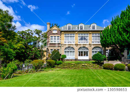 鳩山會館,位於東京都文京區音羽町的西式建築。從庭院望去的景色。 鳩山會館,位於東京都文京區音羽町的西式建築。從庭院望去的景色。 130598653