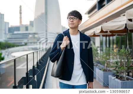 Man walking in the city 130598657