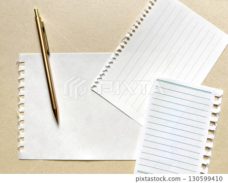 一本素描本、一本有三頁不同頁面的筆記本和一支金筆 130599410