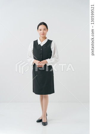 穿著辦公室服裝的女人的肖像 130599521