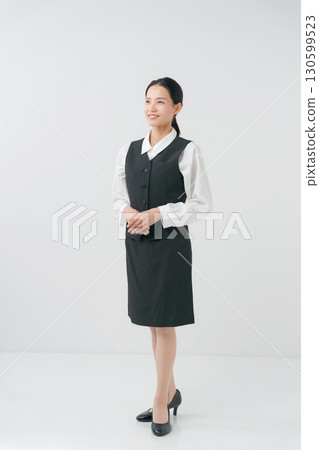 穿著辦公室服裝的女人的肖像 穿著辦公室服裝的女人的肖像 130599523