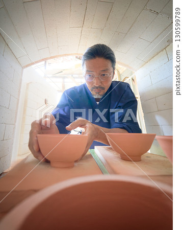 陶工在窯中擺放陶器的場景 130599789