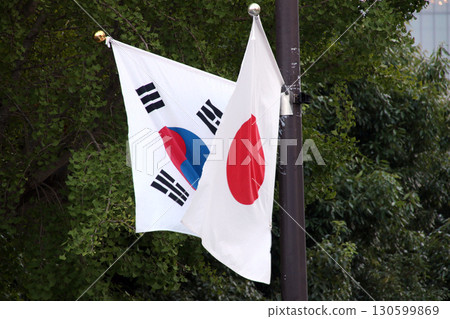 日本和韓國國旗並排 日本和韓國國旗並排 130599869