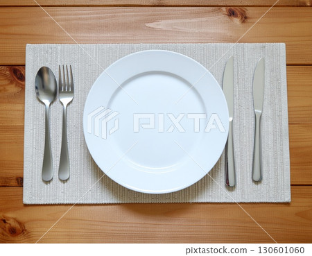 斯堪的納維亞風格的餐墊和白色盤子高架模型 130601060