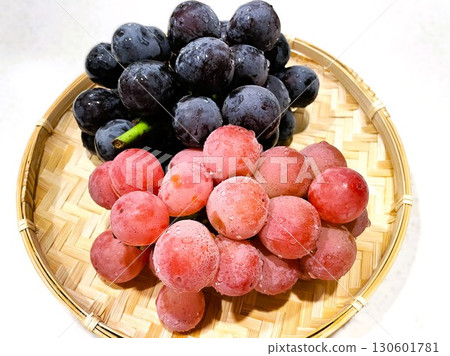 Assortment of two large grape varieties (Pione and Quin Nina) 1 Assortment of two large grape varieties (Pione and Quin Nina) 1 130601781