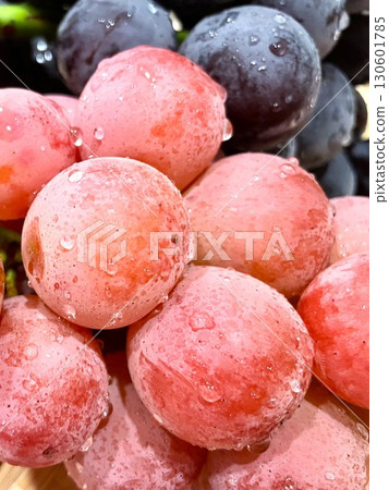 Assortment of two large grape varieties (Pione and Quinnina) 5 Assortment of two large grape varieties (Pione and Quinnina) 5 130601785