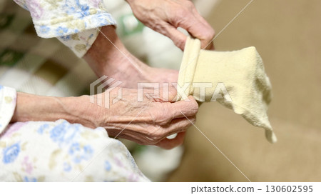 穿著黃襪子的老年婦女 130602595