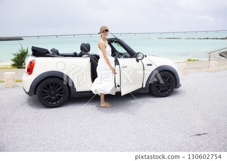 一名年輕女子開車 130602754