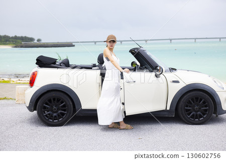 一名年輕女子開車 130602756